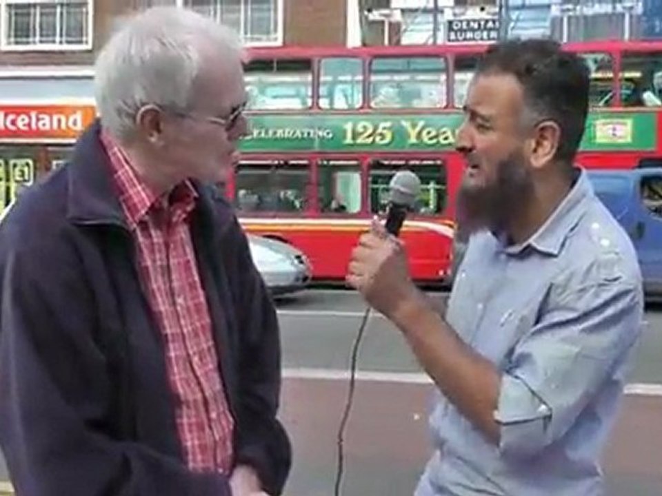 Amazing Conversion to Islam - Street Dawah -