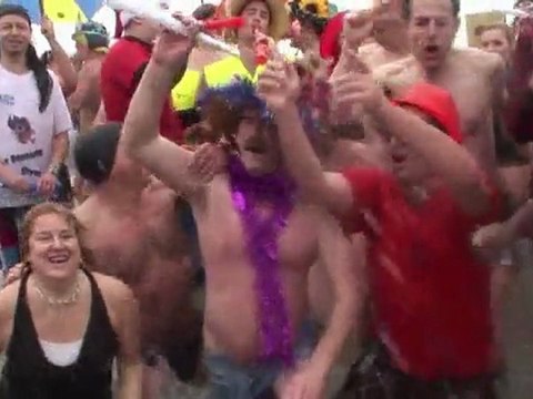 400 personnes se jettent dans la mer du Nord pour 2012