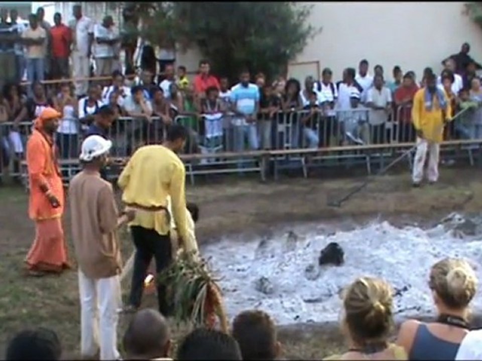 Marche sur le feu à Saint Paul le 01 janvier 2012