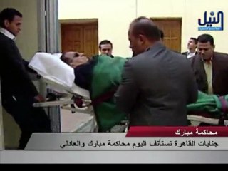 Egypte: Moubarak au tribunal en ambulance pour la reprise de son procès