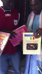 Dans les bureaux, présentation des manuels du collège de Mbodiène