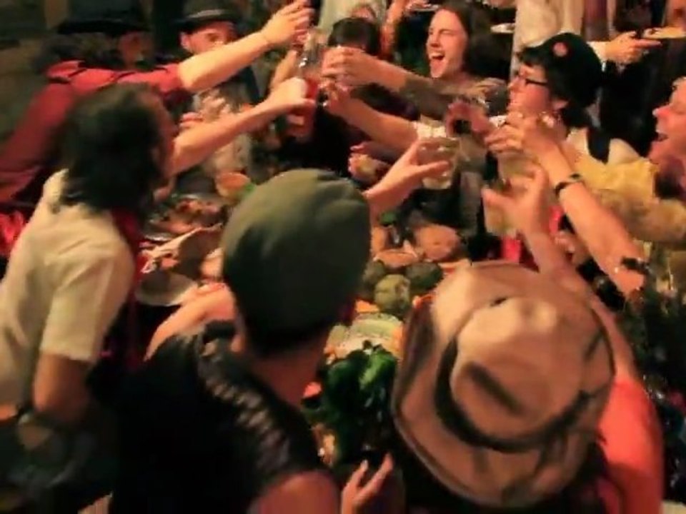 L'Chaim - A Goet Vol Glezele (Official Video Clip)