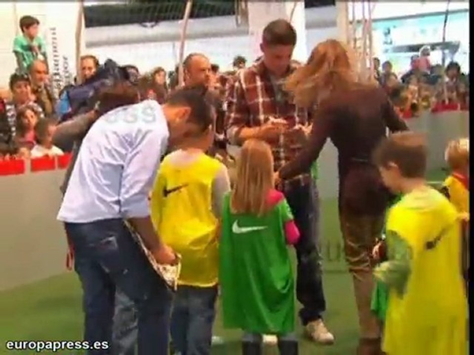 Estrellas del Barça juegan con los más pequeños