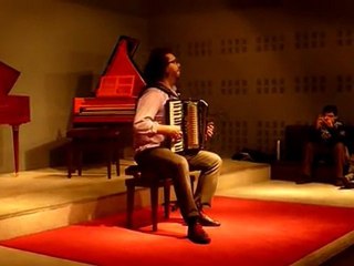 Un musicien explique l'accordéon à nos élèves.