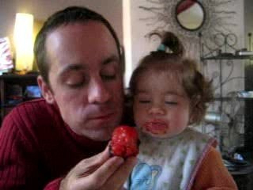 Léa & papa mangent une prune!