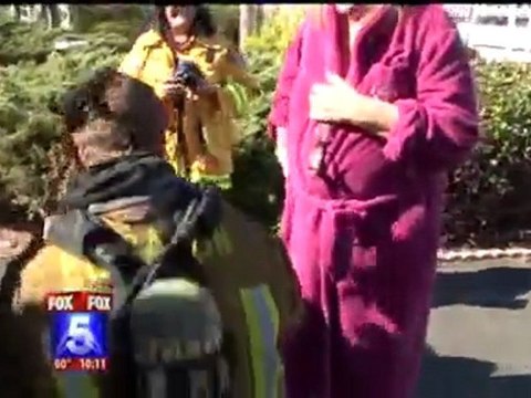 Pompier sauve un chien Chihuahua en l'incubant