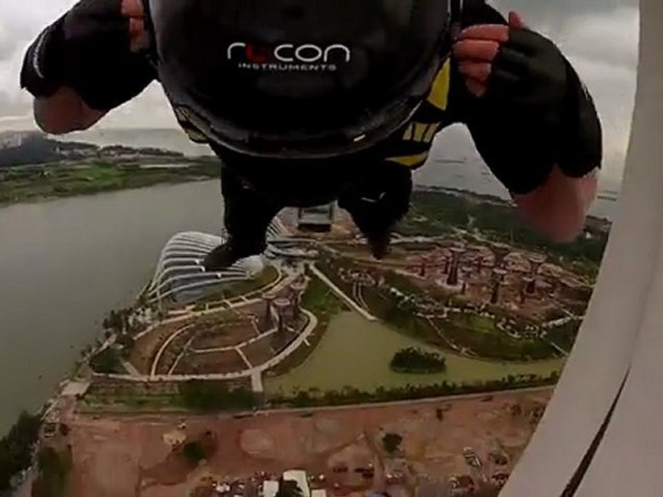Pour 2012, il saute en base jump au-dessus de Singapour