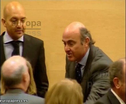 De Guindos admite que son datos negativos