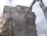 Van'da Ağır Hasarlı Binalar Yıkılıyor