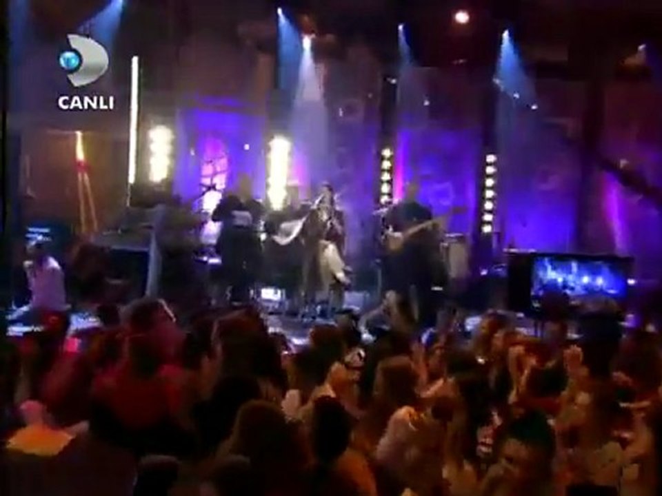 Hadise - Aşk Kaç Beden Giyer (Türkü Versiyonu)