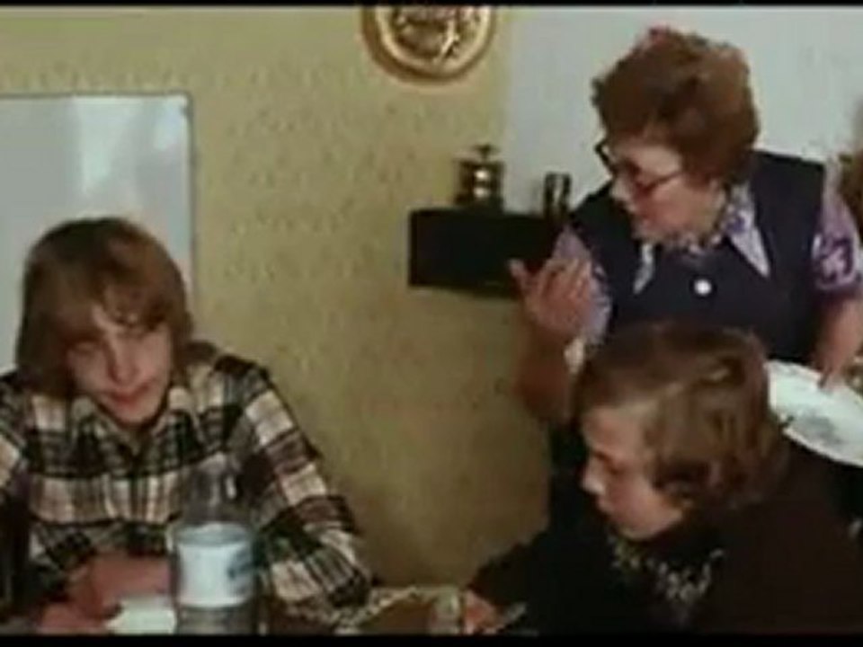 C'est honteux de dormir jusqu'à midi-Passe ton bac d'abord