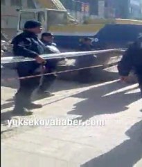 Van depreminin ardından polis ve vatandaş arasındaki ilginç diyalog