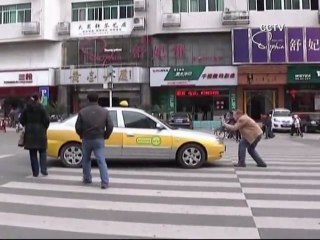 Finlandés se lanza sobre los carros para recordar los derechos del peatón