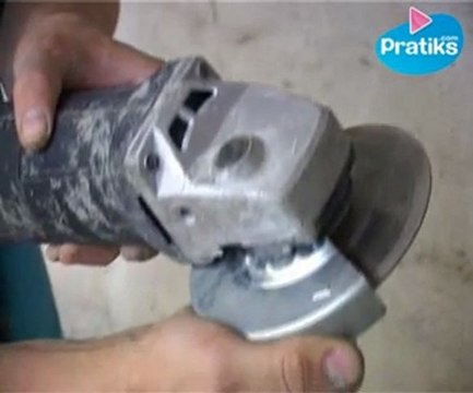 Comment équiper une meuleuse : disque et brosse