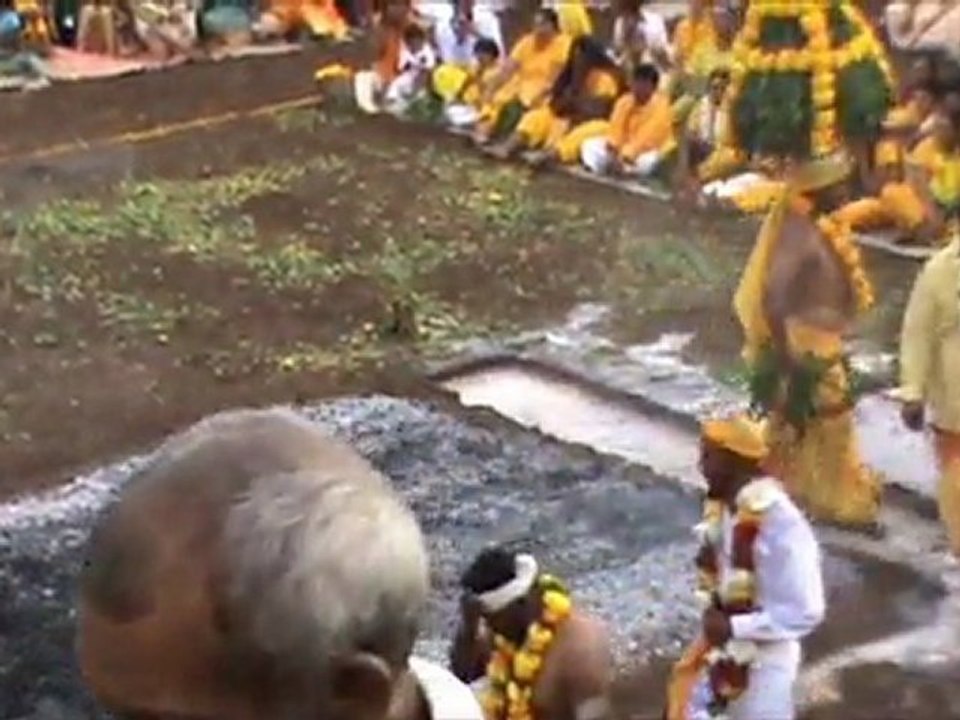 Marche sur le feu Portail Saint-Leu le 02  janvier 2012 partie 1