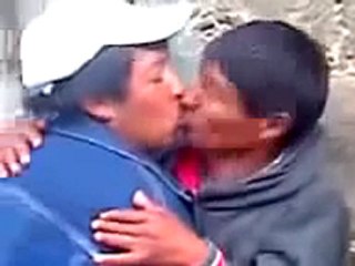 borrachos besandose
