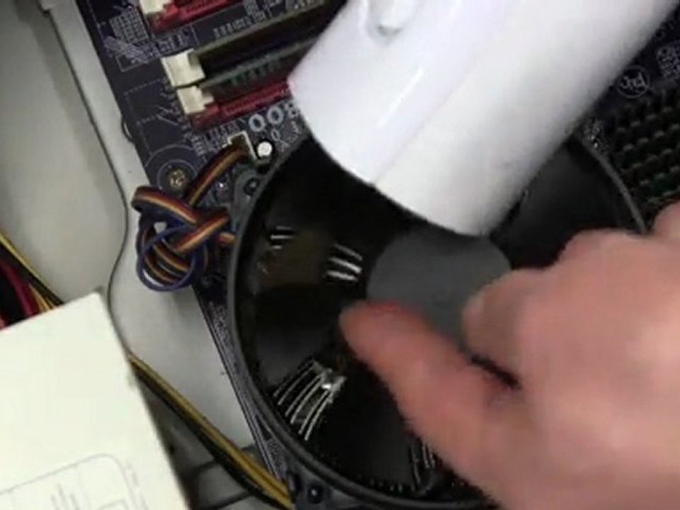 CPUファン掃除でホコリ除去