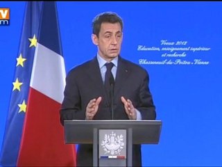 Sarkozy juge "irresponsable" de recréer des postes dans l'Education nationale