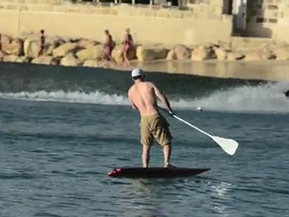 Wahlberg zeigt am Strand Muskeln