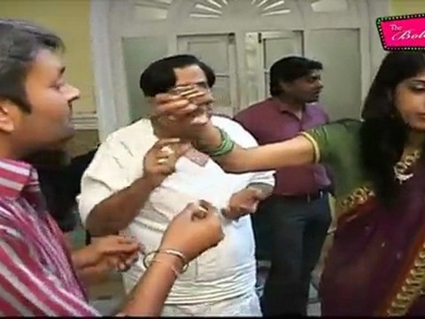 Hot Aishwarya Sakhuja Cuts Cake On Her B'day On The Set Of 'Saas Bina Saural'