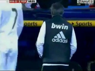 O Μουρίνιο βγάζει τη γλώσσα του σε διαιτητή