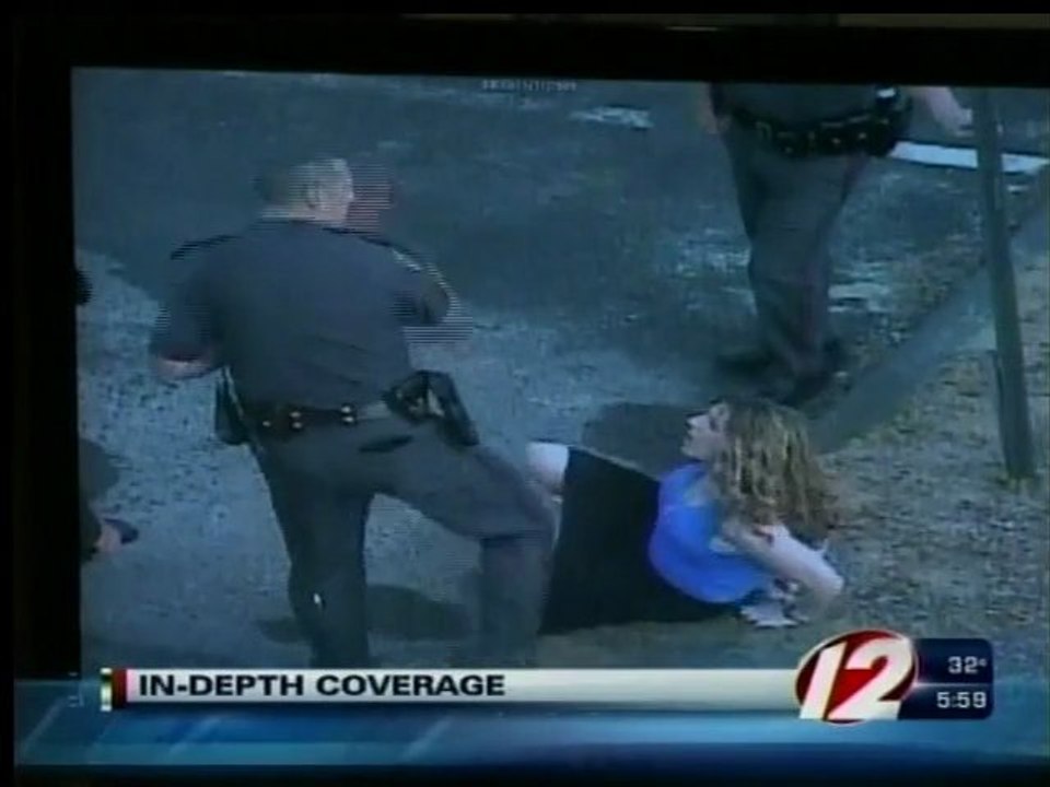 Policier frappe au visage une femme menottée