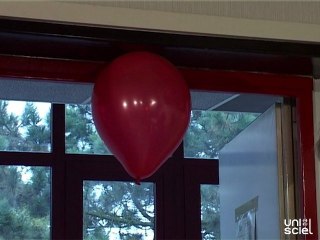 Des ballons de baudruche très collants