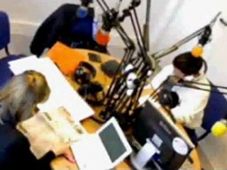 l'animateur tombe de sa chaise