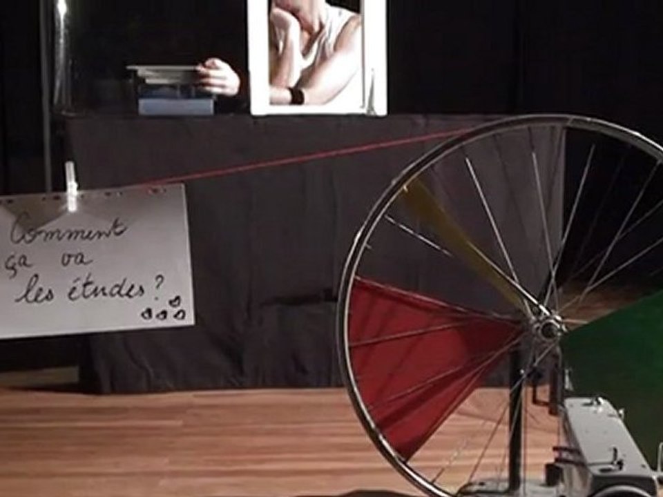 Fil d'attente, spectacle de la Cie Les Volets Rouges