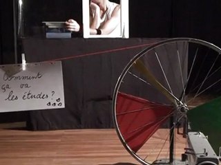 Fil d'attente, spectacle de la Cie Les Volets Rouges