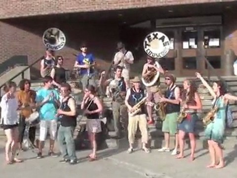 Montréal - La fanfare Texas Couscous dans les rues de Montréal