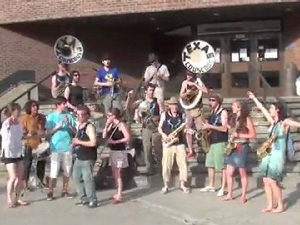 Montréal - La fanfare Texas Couscous dans les rues de Montréal