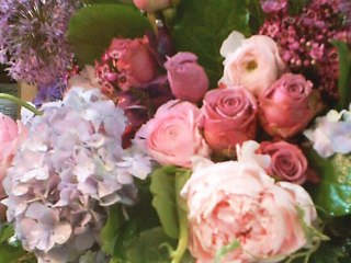 How to save money on wedding flowers