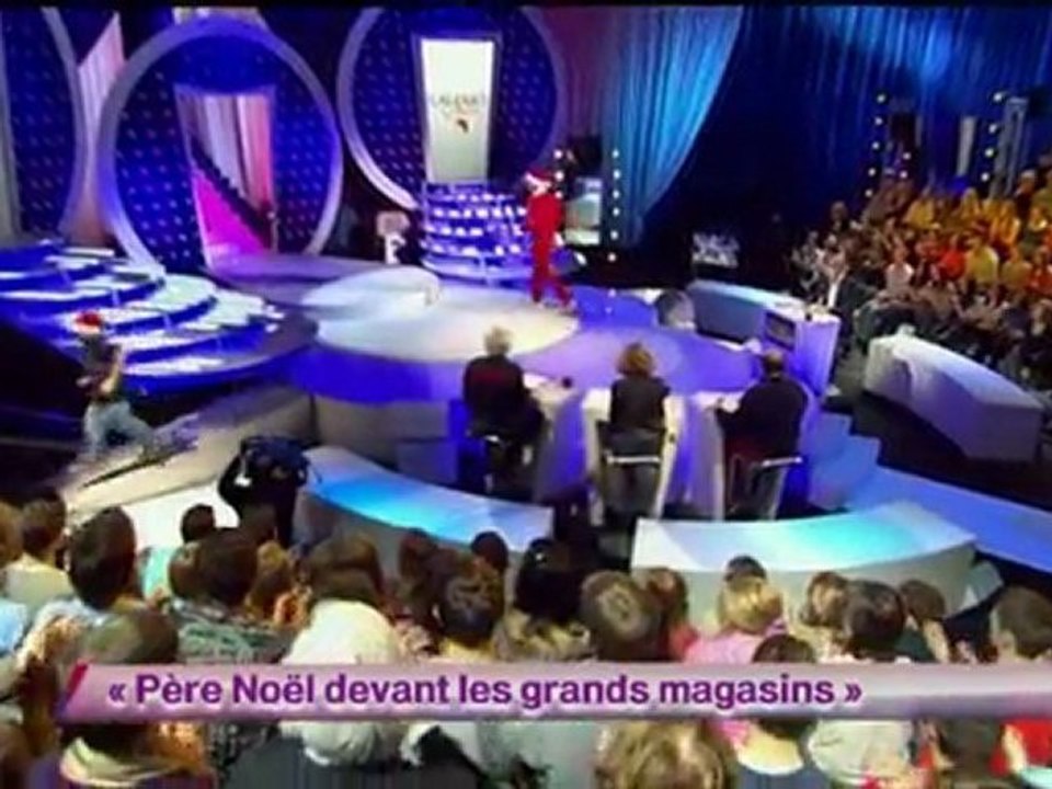 Waly Dia - Père Noël devant les grands magasins