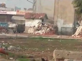 باباعمرو أبطال كتيبة الفاروق ينزلون العلم القديم ويرفعون علم الإستقلال فوق المؤسسة الإستهلاكية 22 12 2011