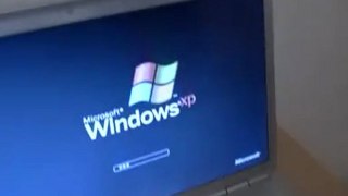 Windows XP booting up on the Dell Inspiron 1525