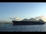 Napoli - Arriva al porto la nave dei rifiuti