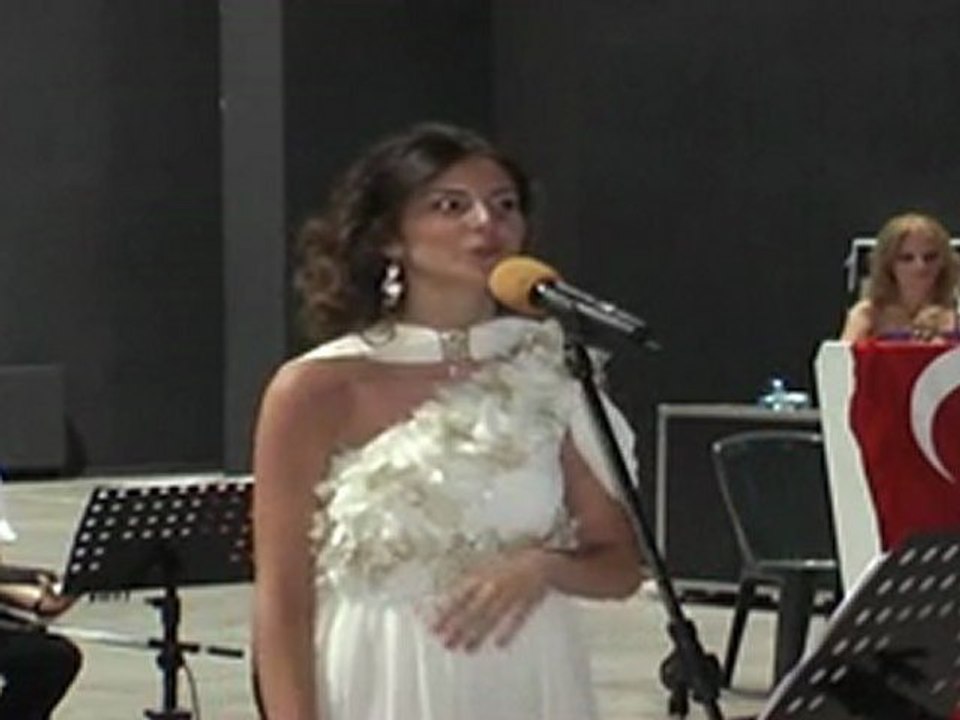 Berna Özçeltik - Kahverengi Gözlerinle Dünyaya Bedelsin