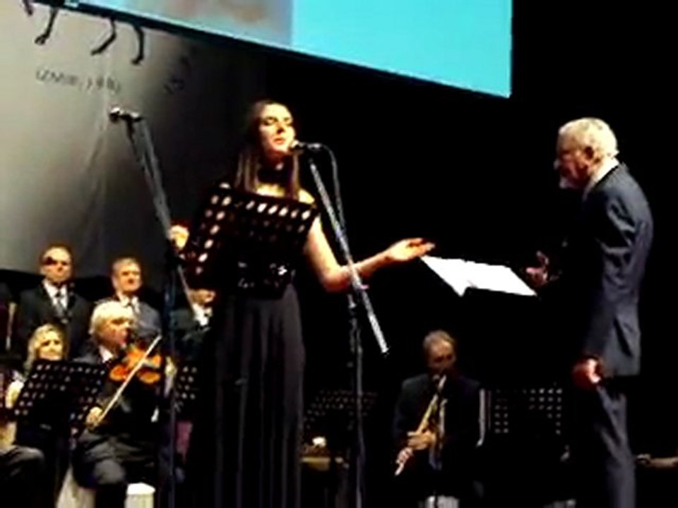 Berna Özçeltik - Körfezdeki Dalgın Suya Bir Bak Göreceksin