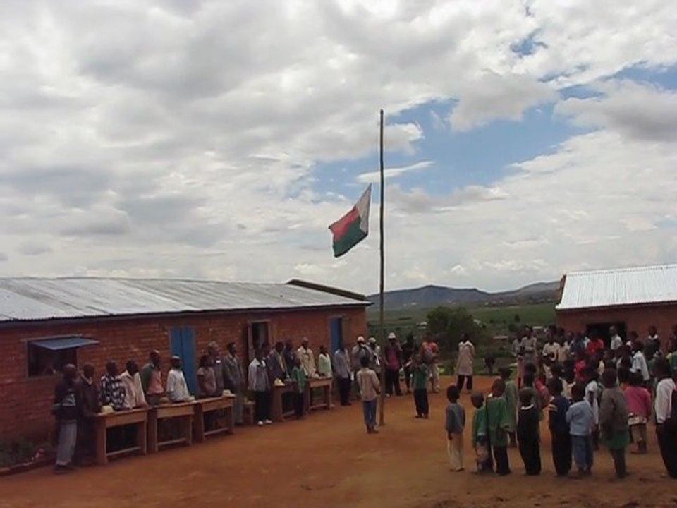 Montée des couleurs à école de Mandrosoa à Madagascar