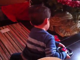 Louis et sa nouvelle voiture (La Rochette, 25 décembre 2011)