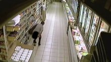 mulher filmada a cagar num supermercado