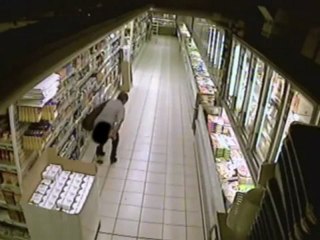 mulher filmada a cagar num supermercado
