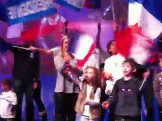 Marine le Pen chantant la Marseillaise, St Denis, le 8 janvier 2012.
