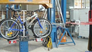 Démonstration produit Mottez: porte vélo sur attelage plateforme 2 vélos