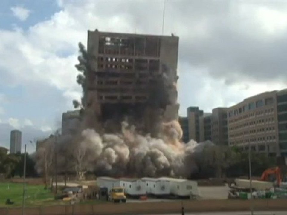 Houston : un immeuble des années 50 détruit à l'explosif