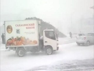 Yilbasi agaci firtinada yikildi
