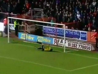 Une grosse frappe de loin dans le championnat d'Écosse