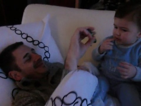 rapha qui mange des smarties et ne veut pas en donner 18 mois