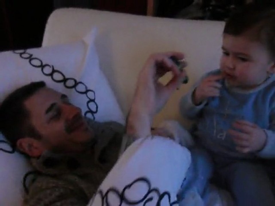 rapha qui mange des smarties et ne veut pas en donner 18 mois